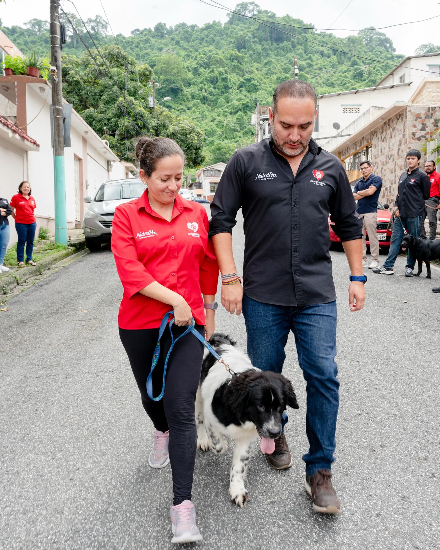 Terapeuta de Canoterapia con un perro de terapia